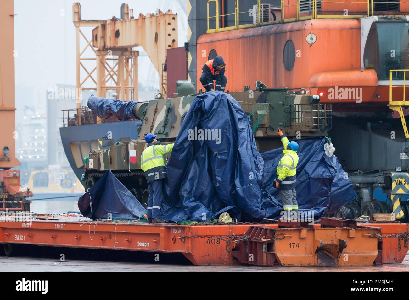 Gdynia, Poland. 6th December 2022. Arrival of the first South Korea`s K9 Thunder gun-howitzers for the Polish Armed Forces © Wojciech Strozyk / Alamy Live News Stock Photo